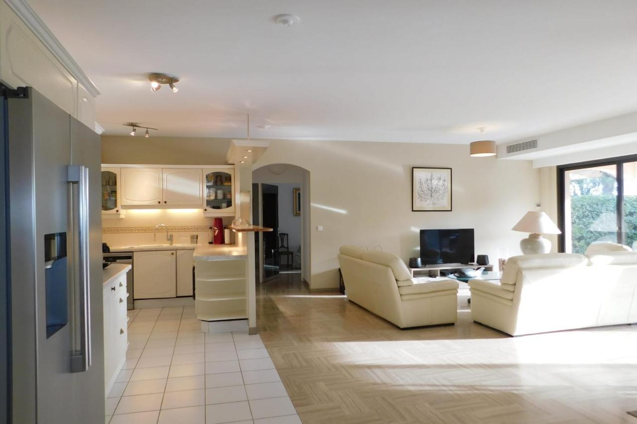 Air-Conditioned 4-Room "Marine Villeneuve" Flat With Pool And Parking Екстер'єр фото